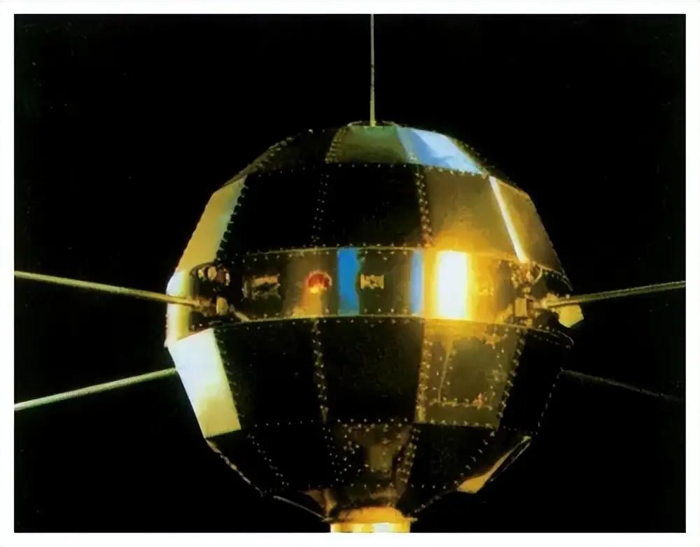 为什么东方红一号至今都没有坠入大气层？很简单，因为当初把东方红一号发射出去的时候