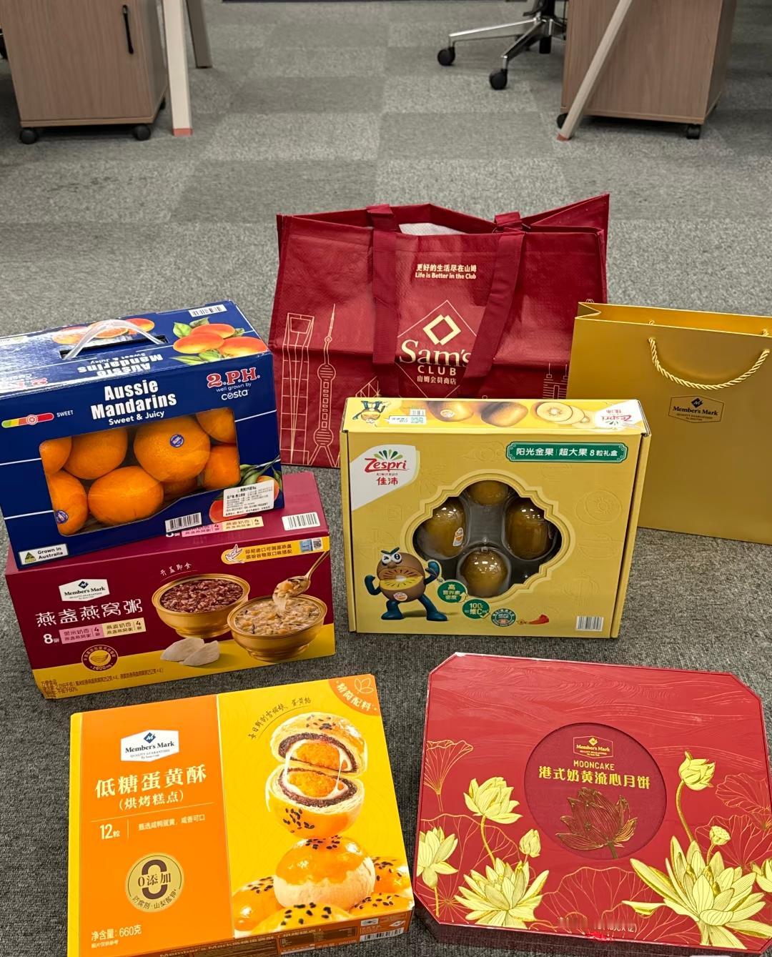 明天就中秋了，我这儿倒闹了桩堵心事！女婿早早送了中秋礼来，我摸着那包装精致的盒子