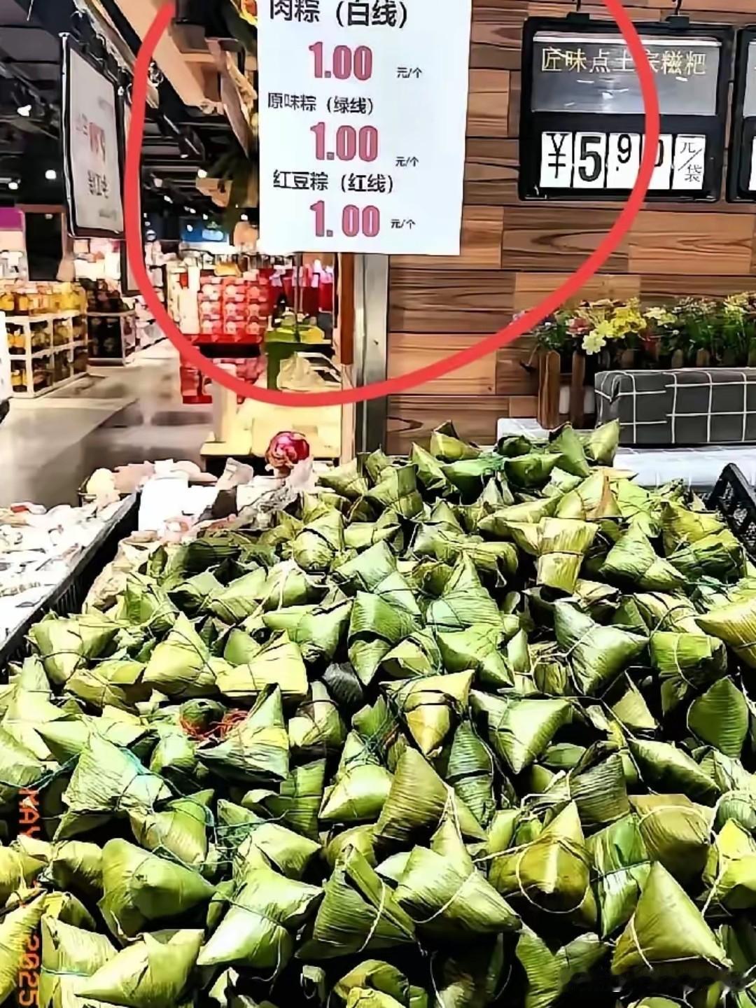 怪不得今年超市里的粽子堆成山都卖不动，问了相熟的理货大姐才明白，原来这帮卖货的和