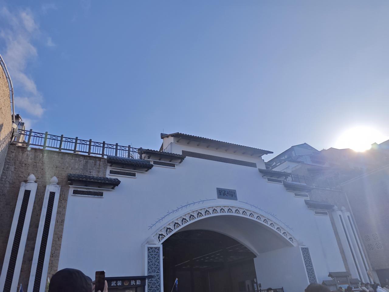 看看来普陀山有多少人吧？可以说是人山人海，而且现在还是淡季，如果旺季那人不是更多