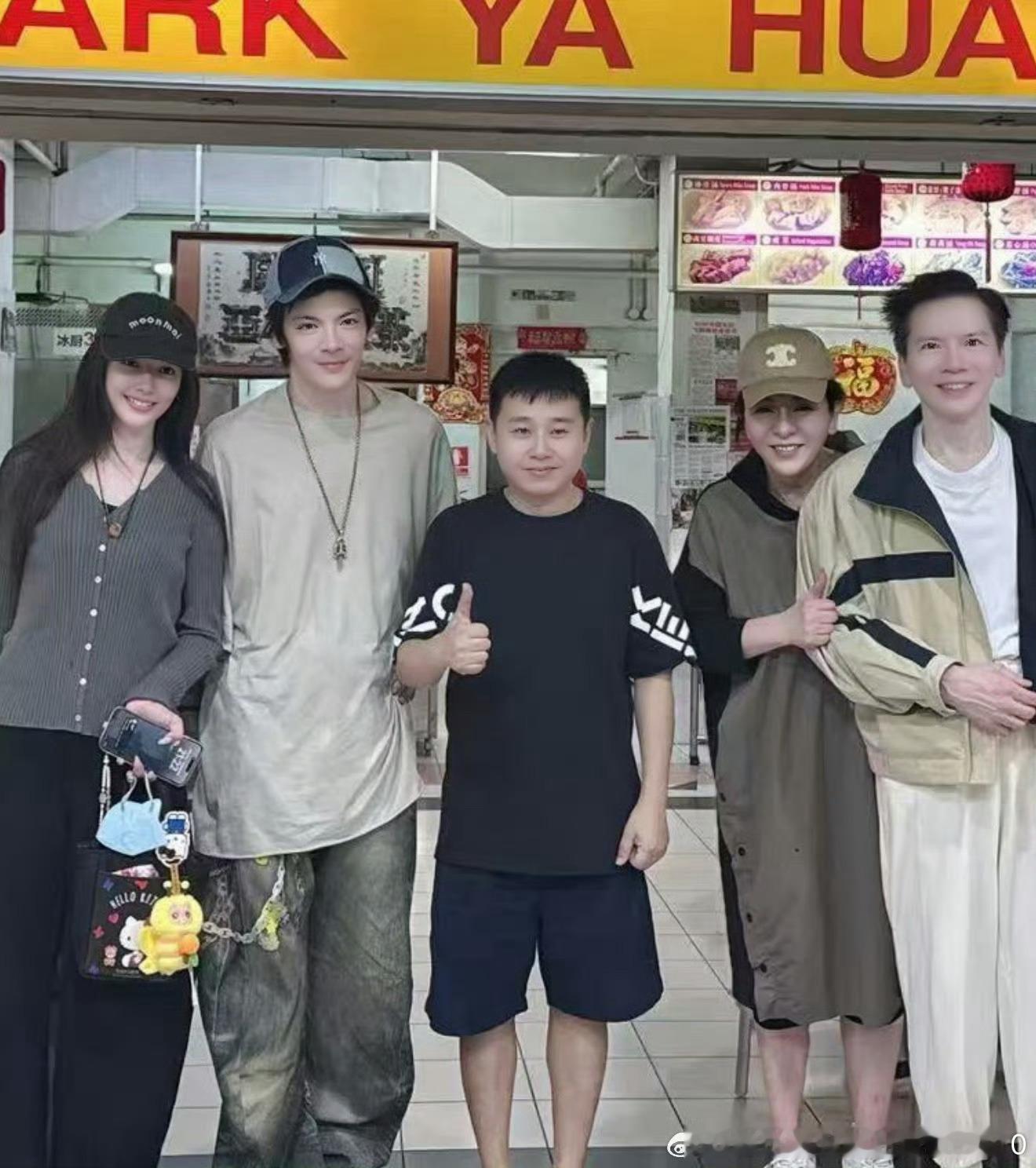 新加坡偶遇向佐郭碧婷带女儿买衣服郭碧婷在新加坡带女儿买衣服，直接跪地细心挑选。温