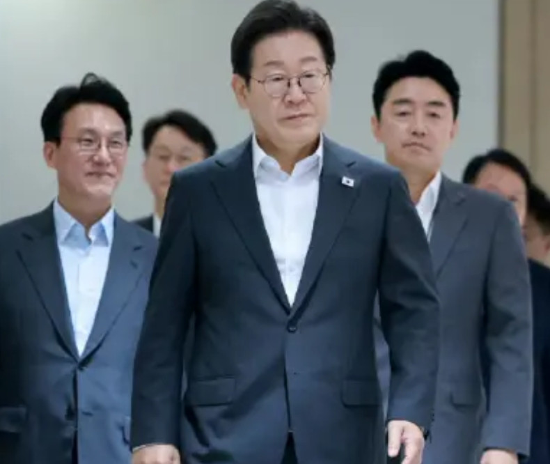 韩媒每日经济称，韩国总统室人士透露，韩方还是希望中方能率先访韩。因为文在寅已于2
