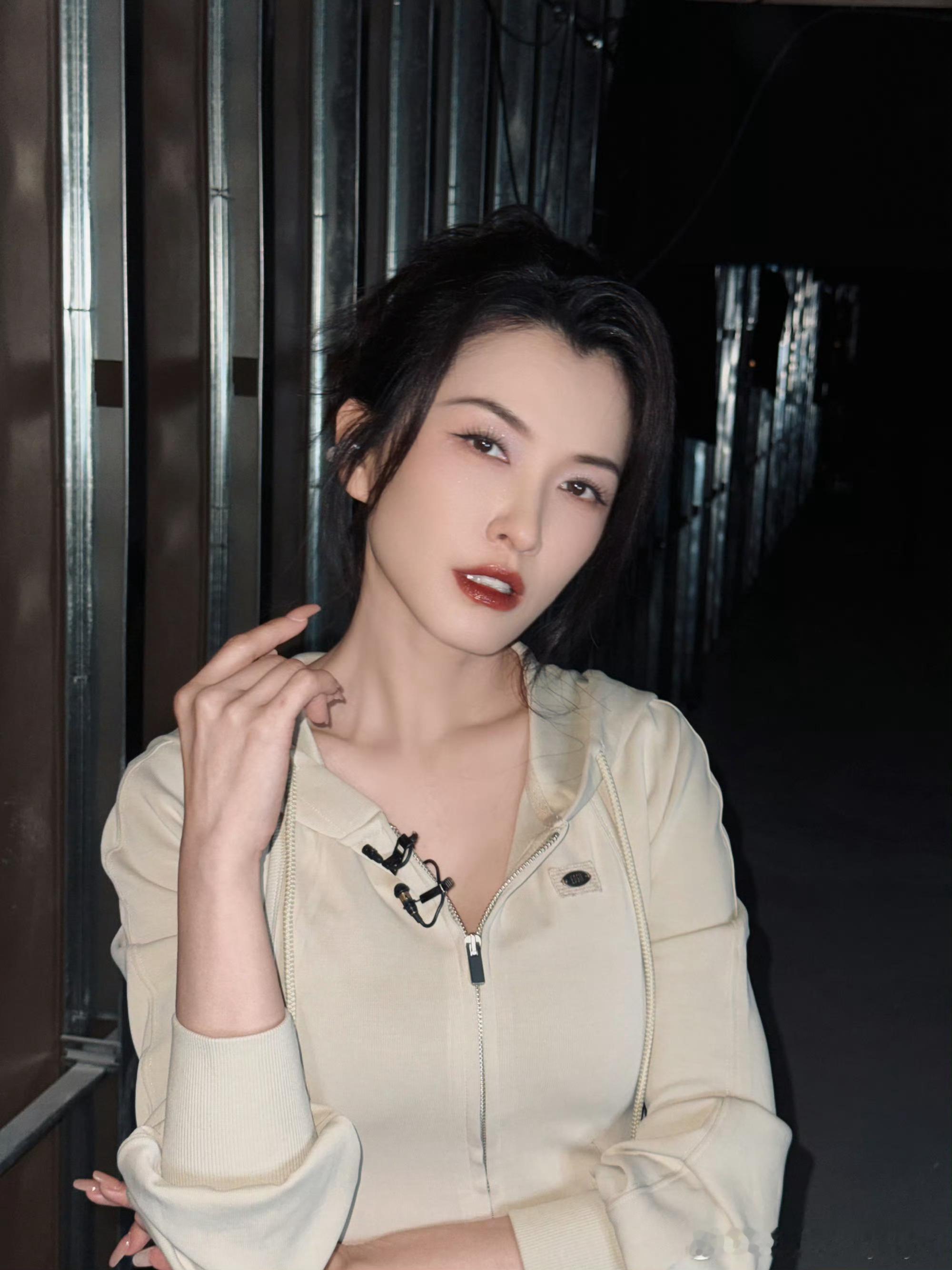 徐洁儿凌晨2点下班徐洁儿浪姐凌晨2点下班徐洁儿凌晨2点浪姐才下班，还发了没眼镜