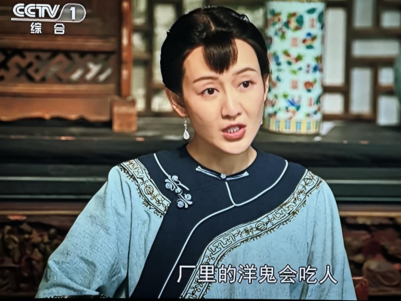 央视黄金档热播的《江海潮生》，开头几集带着点灰蒙蒙的色调，像极了那个风雨飘摇的年