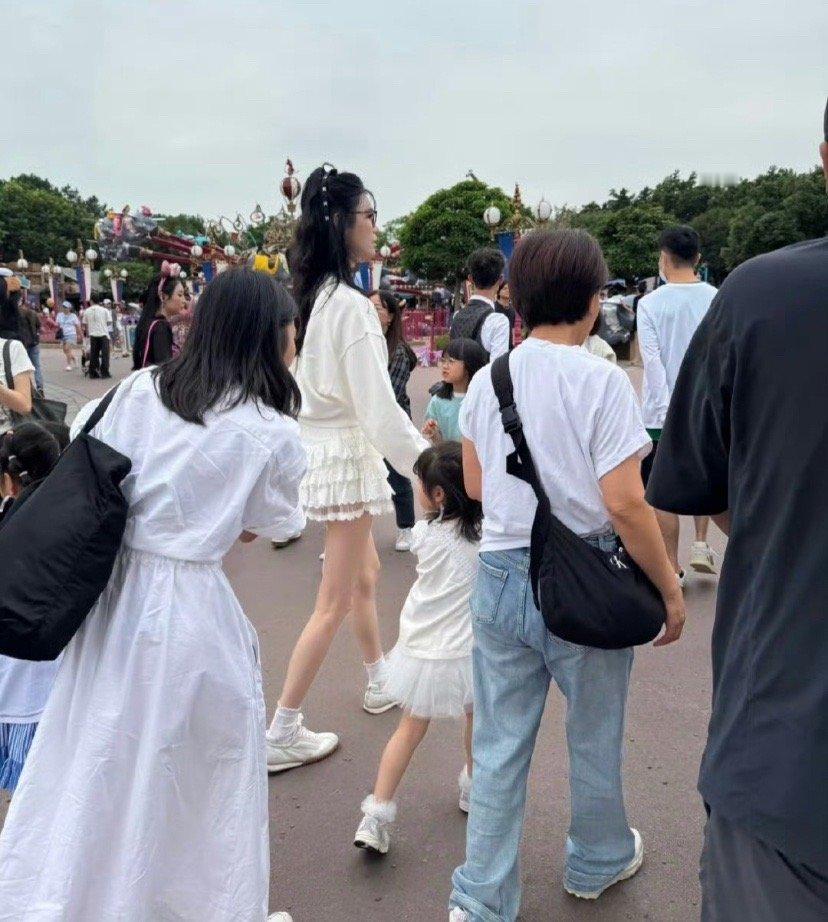 奚梦瑶女儿腿好长基因也太强了！奚梦瑶4岁的女儿Romee逛迪士尼简直是小模特出道