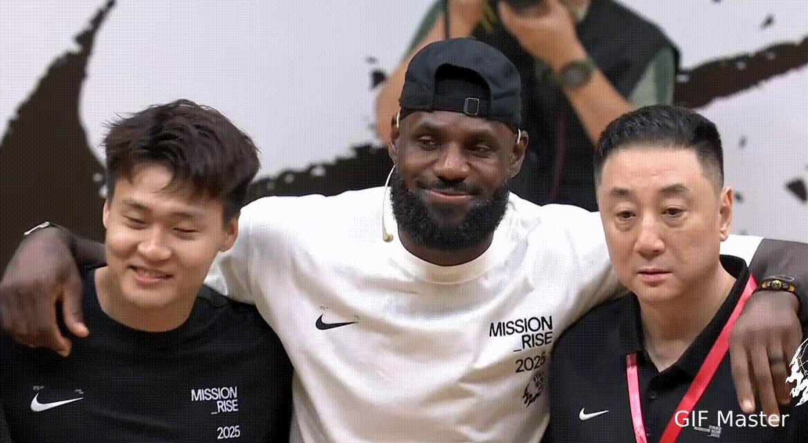 赵睿很开心！赵睿，崔永熙，王非指导，王博指导和李梦都参加了詹姆斯中国行活动！詹