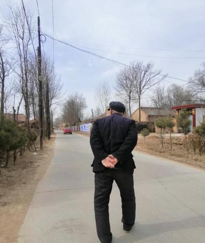 都说冤家宜解不宜结，可是河南原阳，这个78岁的老汉，因为和邻居的一点矛盾记仇了1