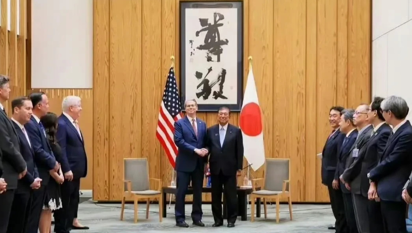 日相石破茂会见来访的美国财长，墙上的书法作品吸睛。岸田时期是“解衣”，现在的是
