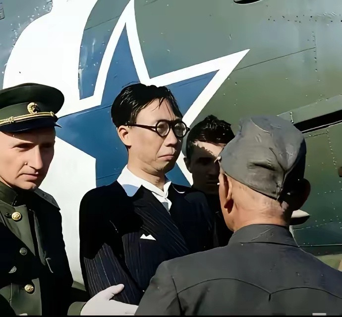 这是末代皇帝溥仪被逮捕时的真实照片。他的脸上还带着皇帝的威严。