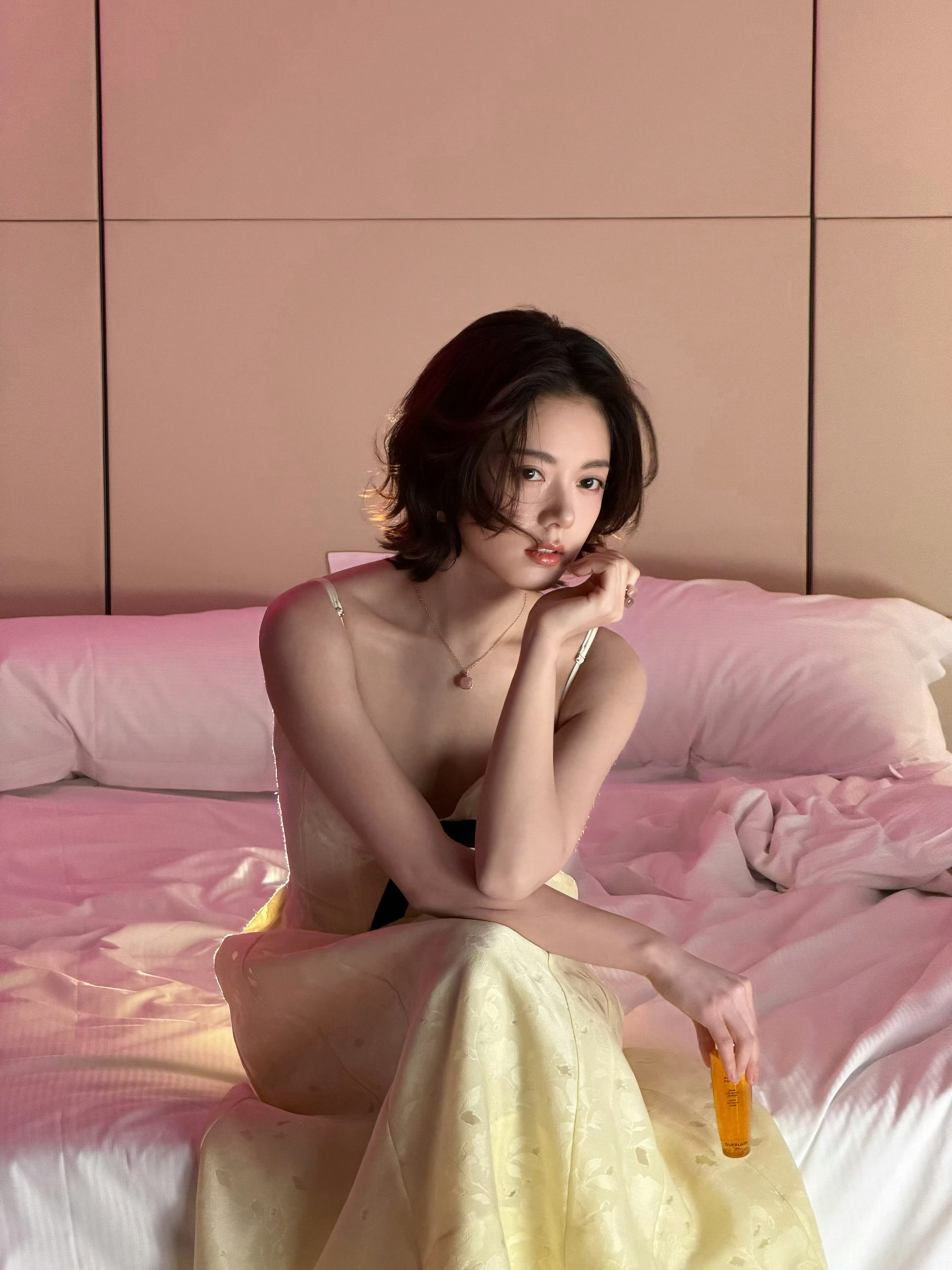 赵今麦inGUERLAIN🐝✨晋升护肤代言人，短发配淡黄长裙，灵动清丽