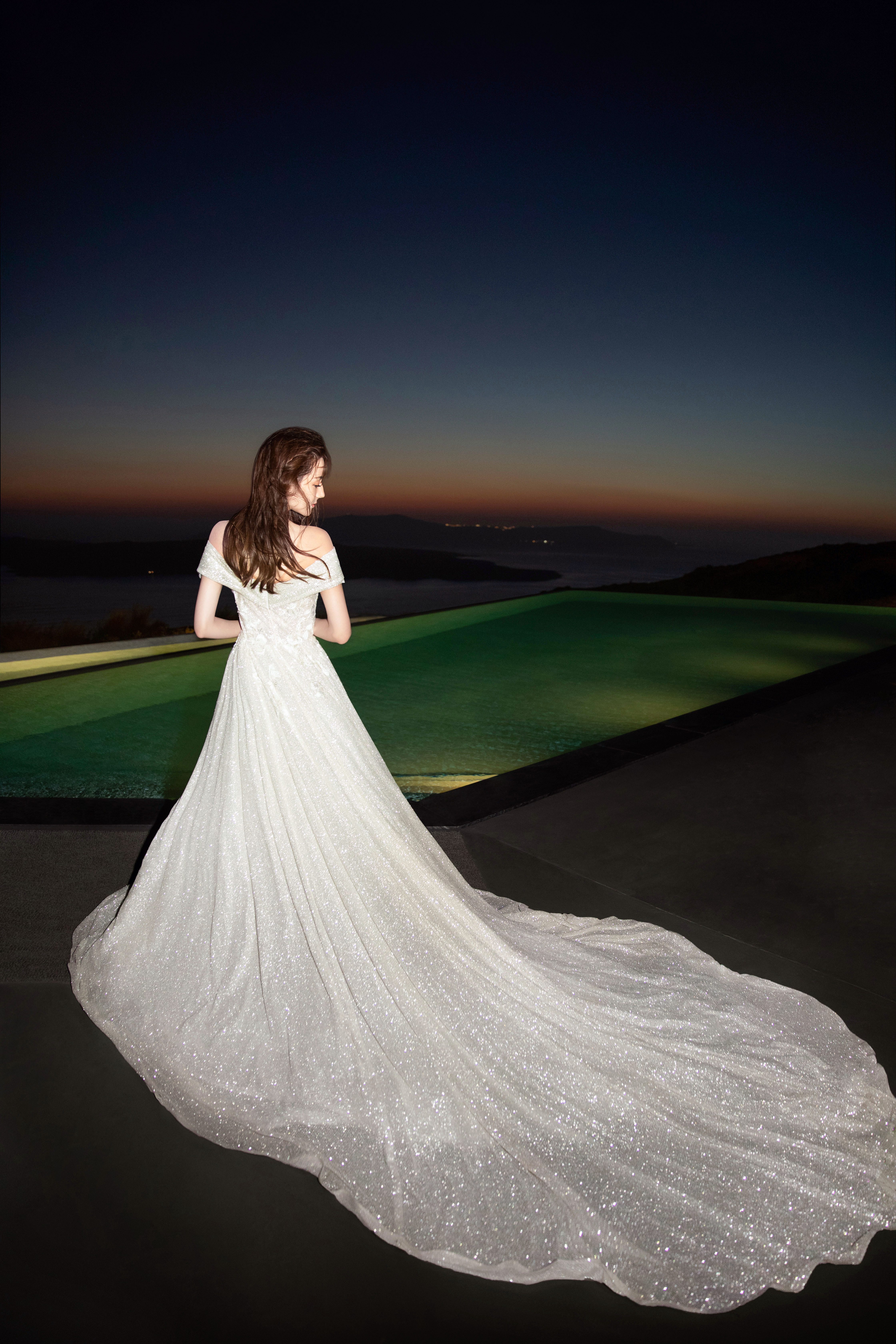 迪丽热巴一个人当然可以拍婚纱照迪丽热巴婚纱照期待美神微博之夜