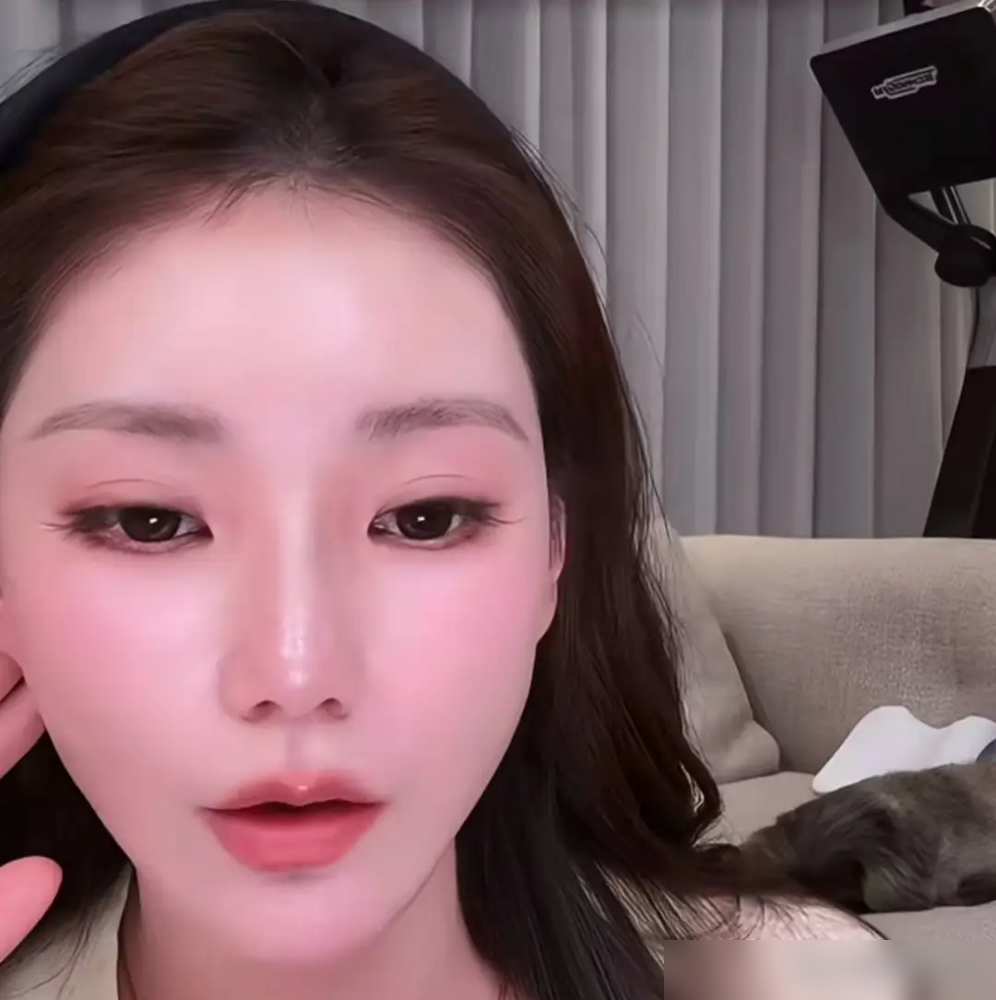 汪小菲直接开骂了，就在直播间，当着几十万人面。他说孩子叫汪宝儿，不叫小七宝，我姓汪，不姓张。那语气，