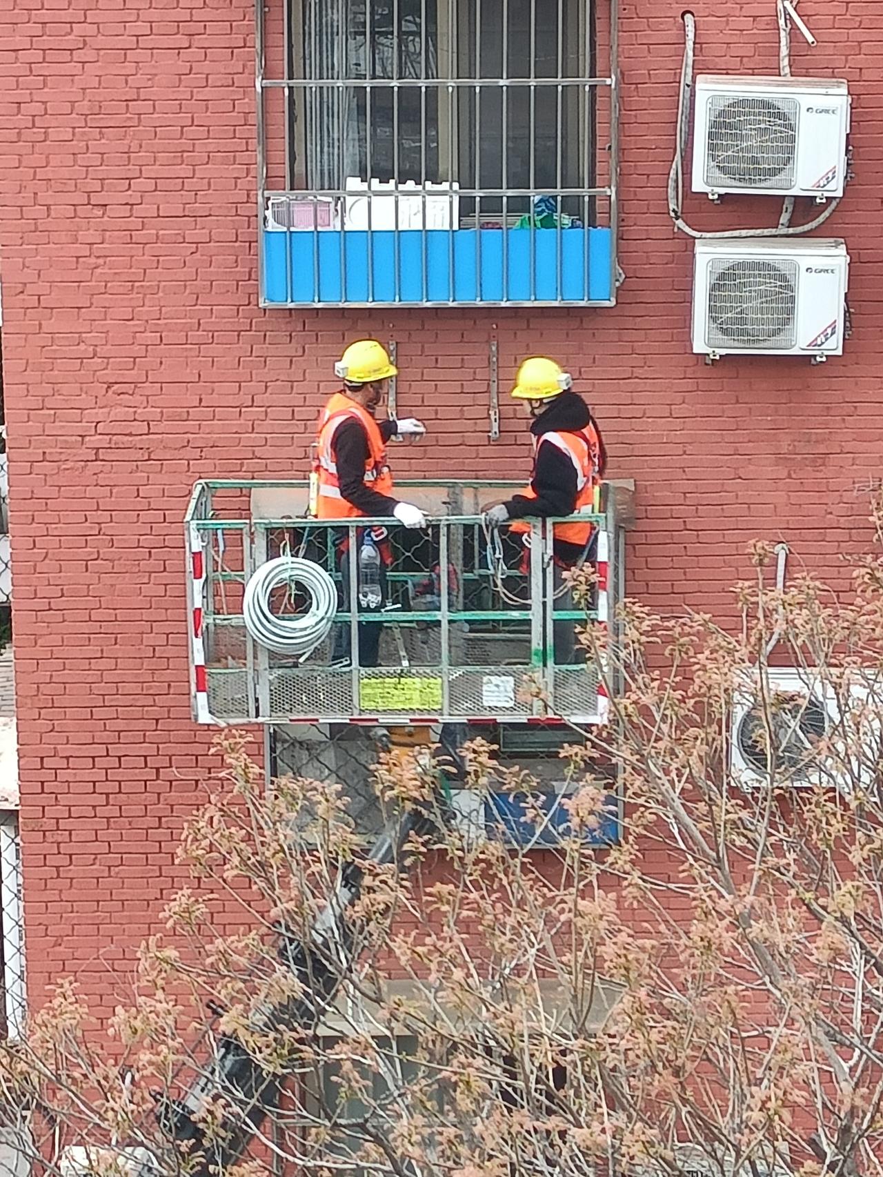 北京老楼改造扰民不断，从早到晚电钻声，施工声，烦死了！北京不少老旧楼房都历