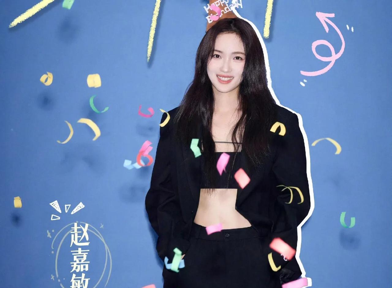 于正什么时候签的女演员，赵嘉敏儿御姐范长相，还有马甲线，98年出生颜值也很能打