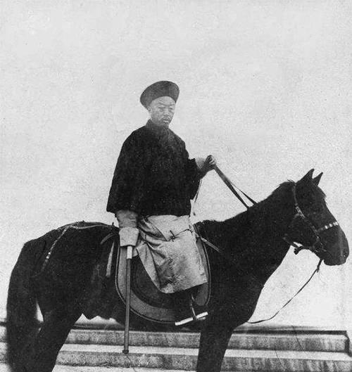 1888年，53岁的慈禧对一名年轻英俊的侍卫一见钟情，当晚就宣此人进了寝宫。两年