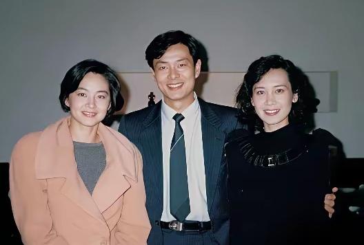 这张拍摄于1988年的怀旧老照。一眼认出俊雅天然、笑意舒展的濮存昕，还有笑若朗月