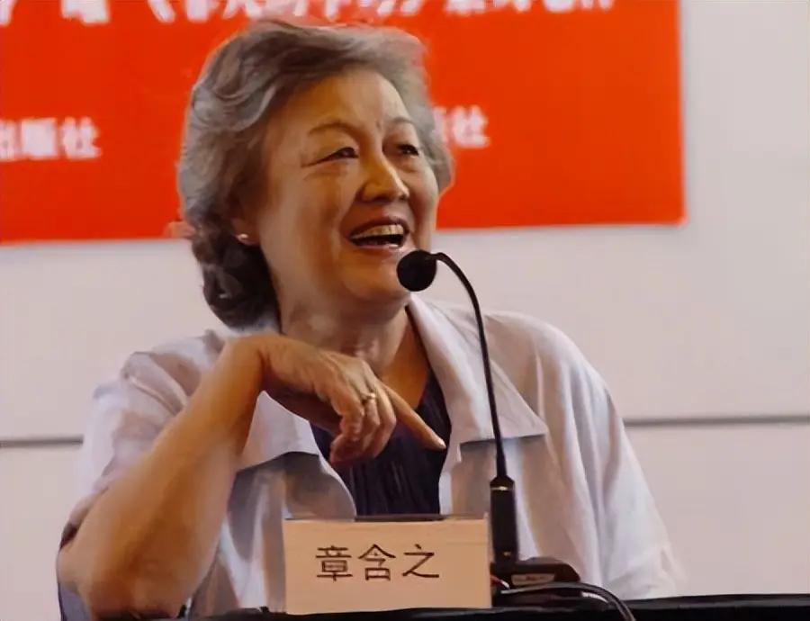 爱意不必同墓证明！2008年，章含之病逝。女儿洪晃遵照她多年遗愿，不与乔冠华合
