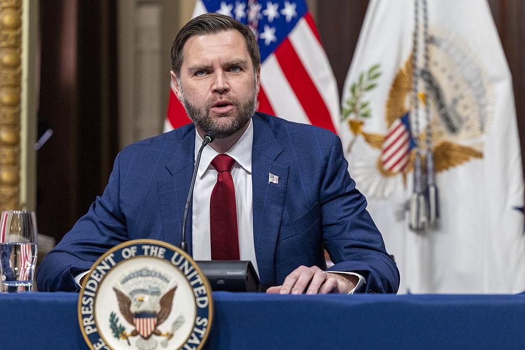 很有可能万斯会当上总统！ 如果万斯当上总统！对全世界都不是什么好事！因为万斯