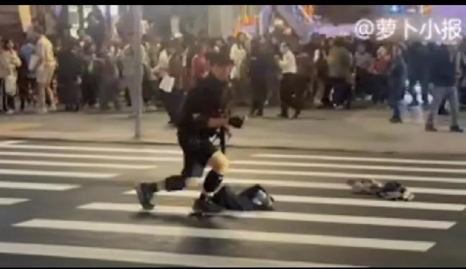 防毒面具+烟雾弹+长刀，台北街头这场随机砍人案真的让人脊背发凉！27岁的通缉