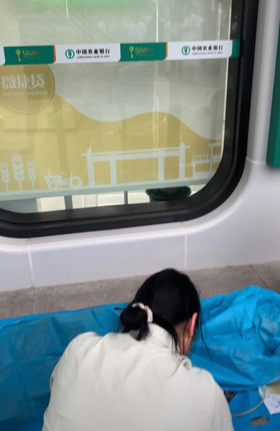 农业银行湖南株洲市田心支行的负责人估计现在懊悔不已，早知道会出现这样的意外，还不