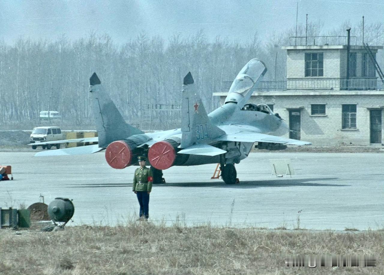 1991年，苏联米格-29UB早期型在北京南苑机场进行地面展示。为了推销自家