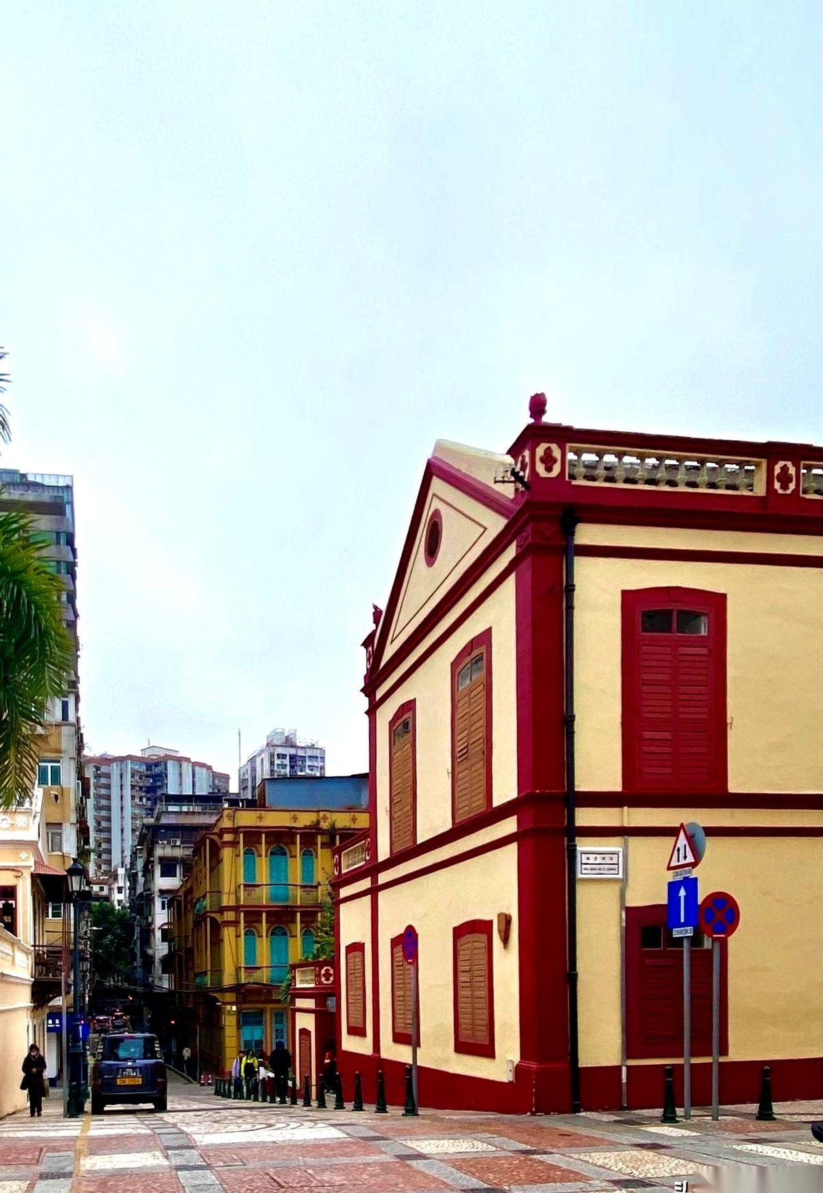 玄关灯一亮，老公拖着行李箱进门，一股子高铁和酒店混合的味道扑面而来。他把箱子往