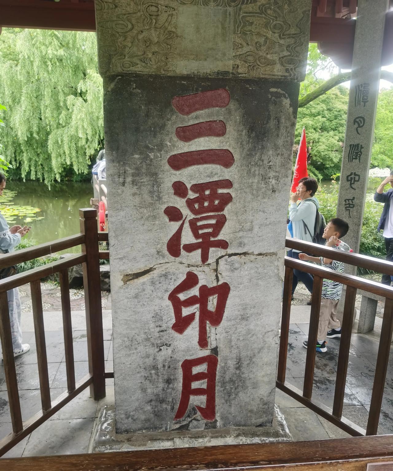 真没想到，这事竟然发生在大名鼎鼎的杭州。网友一句神评：只把杭州作便州。
