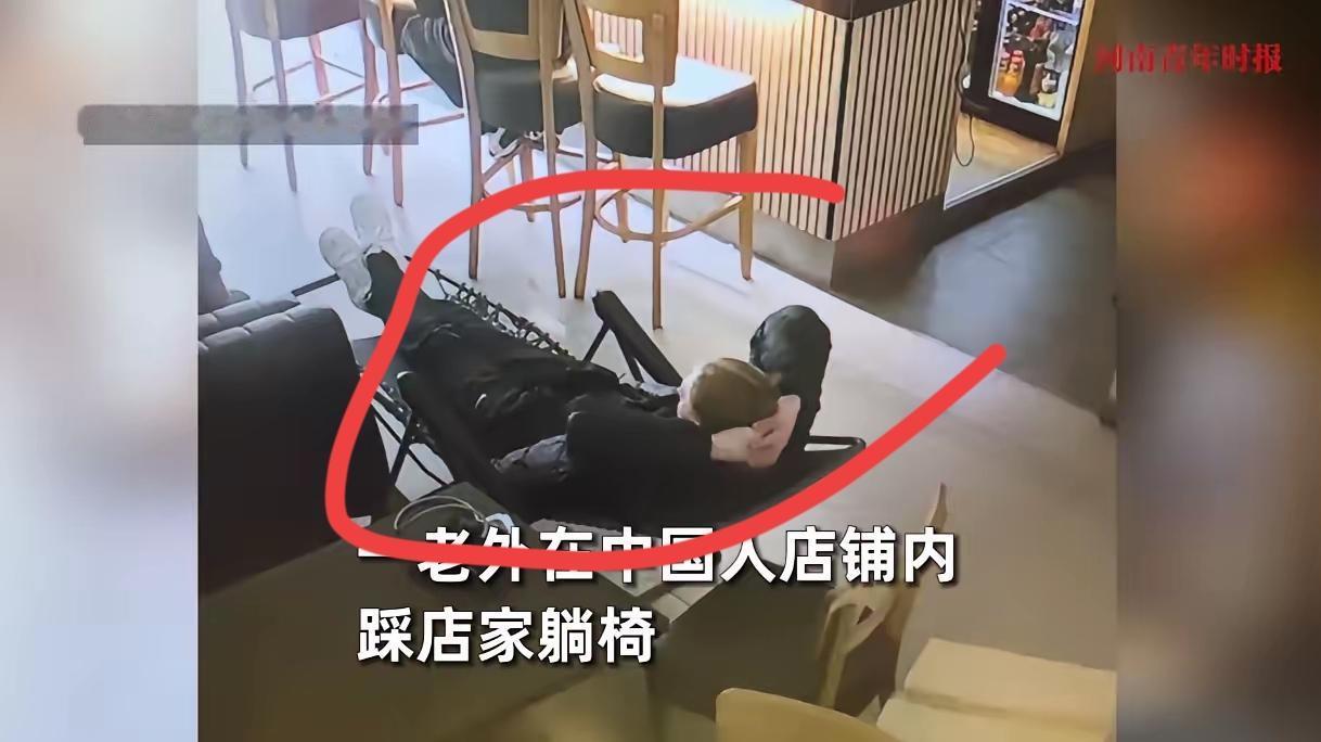 近日，法国一家中国老板娘的店里，上演“功夫退客”名场面。老外穿鞋踩老板娘的