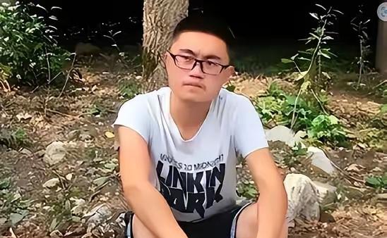 他在高考前2天时，父亲在他怀里去世。在殡仪馆走廊坐了一整夜后，第二天发消息给老师