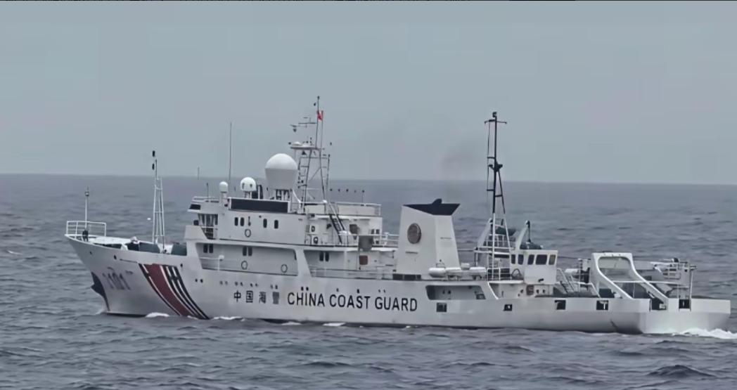 东沙爆发激烈对峙，台中舰威胁采取行动后，直接提速对着大陆海警船冲了过去，奉命撞舰