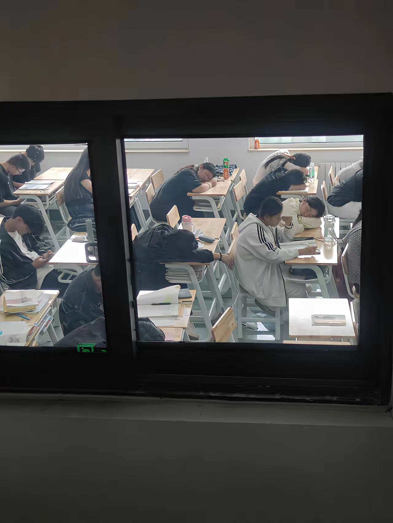 网友:某职业技术学校上课时看到的一幕！早知道不把孩子送到技校来了……​​​
