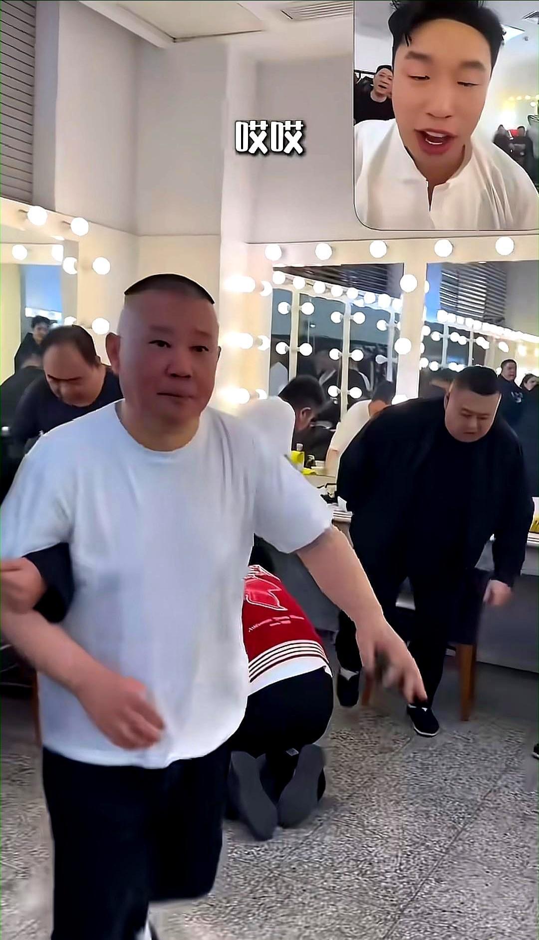 尚筱菊一个滑跪冲进来，郭德纲于谦撒腿就跑，郭麒麟却一把扶住了踉跄的郭德纲。这一
