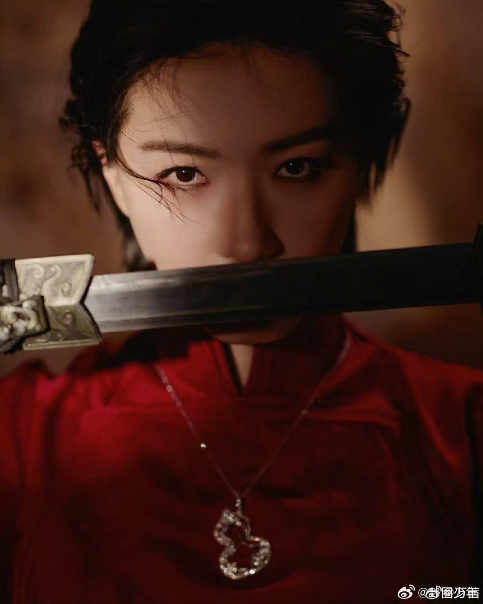 万茜英气万茜御剑造型红衣执剑踏风而来，眉眼间尽是凌厉锋芒，江湖侠气与绝代风情兼具