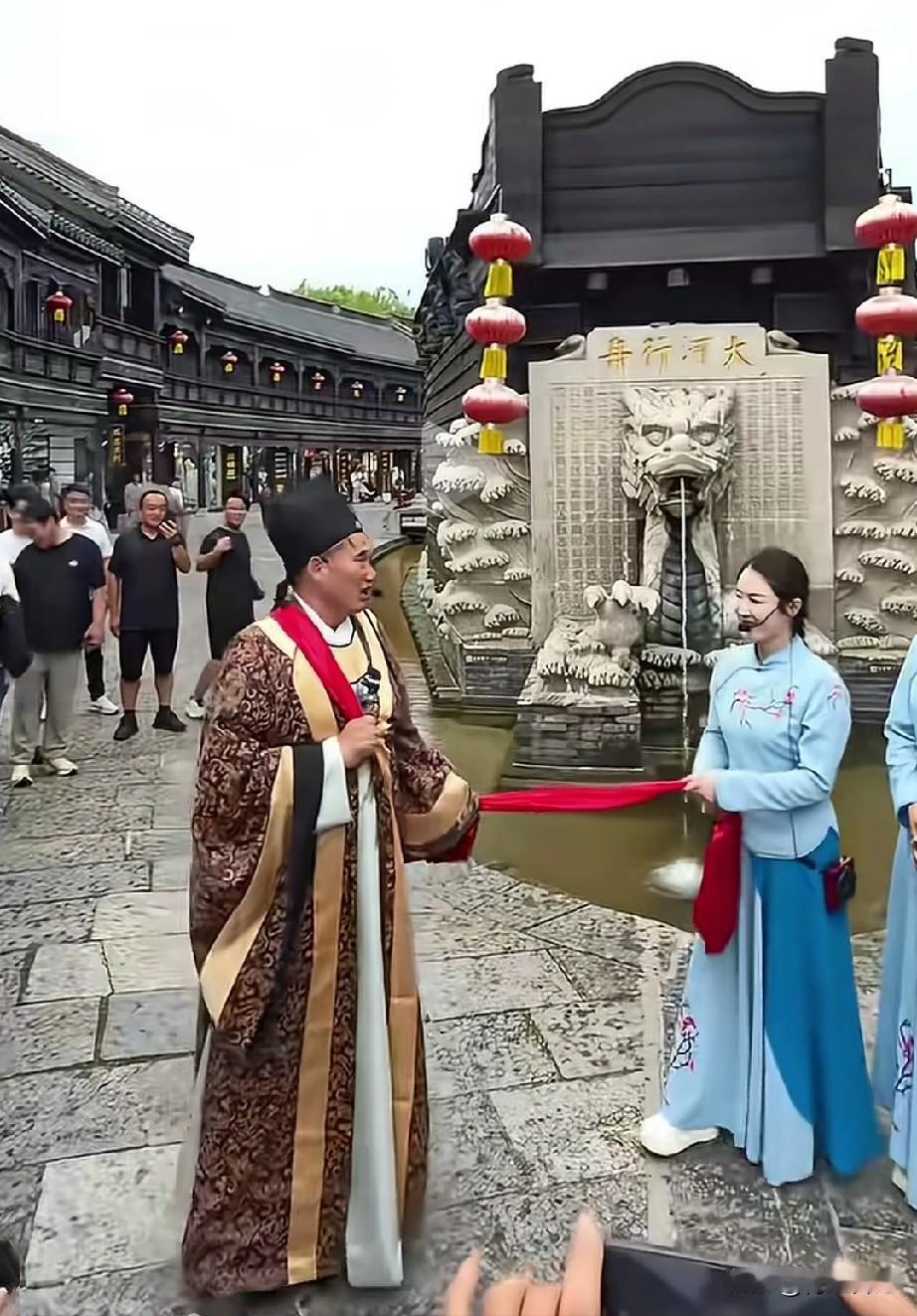 大衣哥朱之文快60了还到处跑商演，很多人说他“掉钱眼里了”。可你细品，他真不是贪