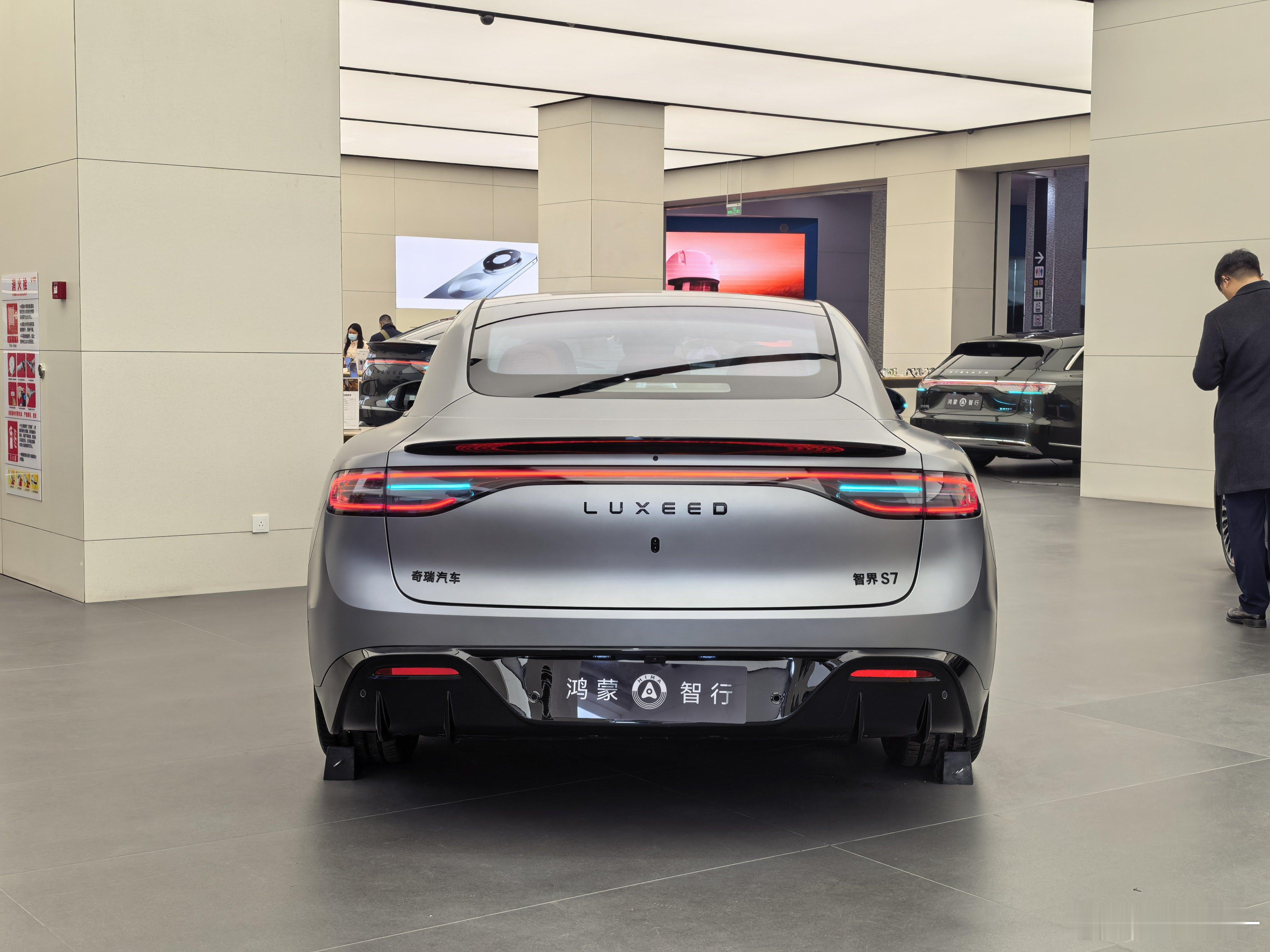 智界S7的车尾真顺眼武汉