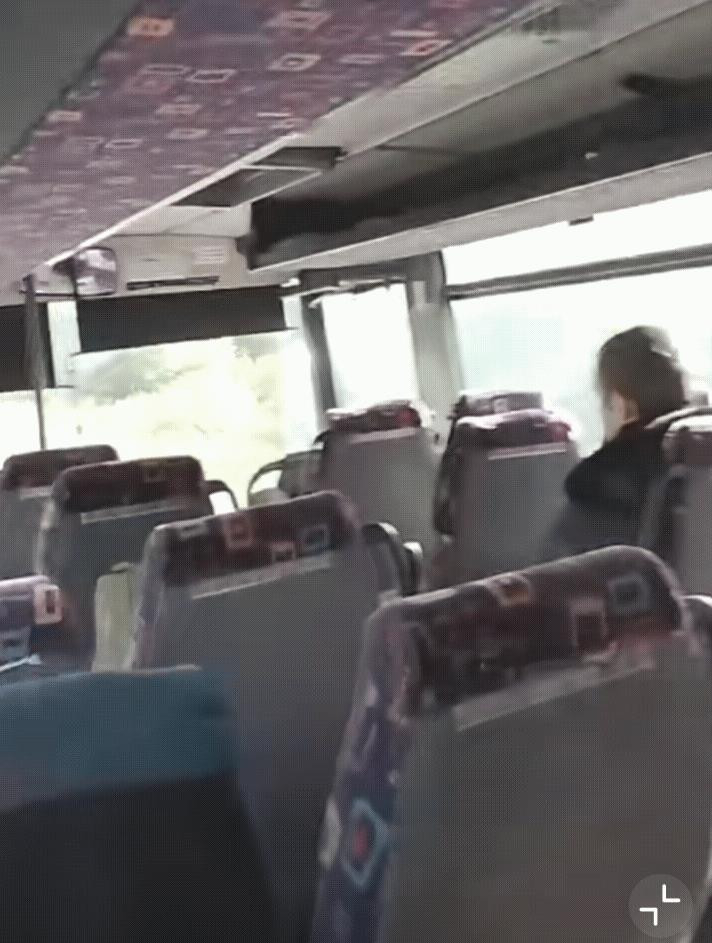 乌克兰士兵发视频吐槽抱怨！在训练中心培训了一批新兵，在乘坐大巴从训练中心前往前线