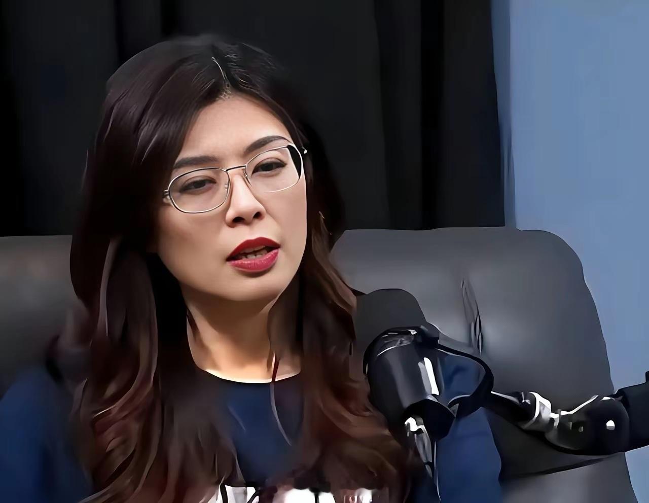 台湾媒体人谢寒冰指出，郑丽文回到台湾以后面对的大概只有一件事情，那就是民进党会想