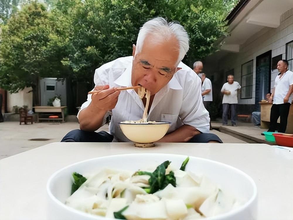 医生告诫：年纪大了，宁可晚饭只喝菜汤，也别在晚上吃这2种东西晚饭年纪越大越不