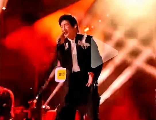 孙楠唱《GLORIA》的时候，耳帝用了三个字形容：“缩着唱。”同一个人，同一