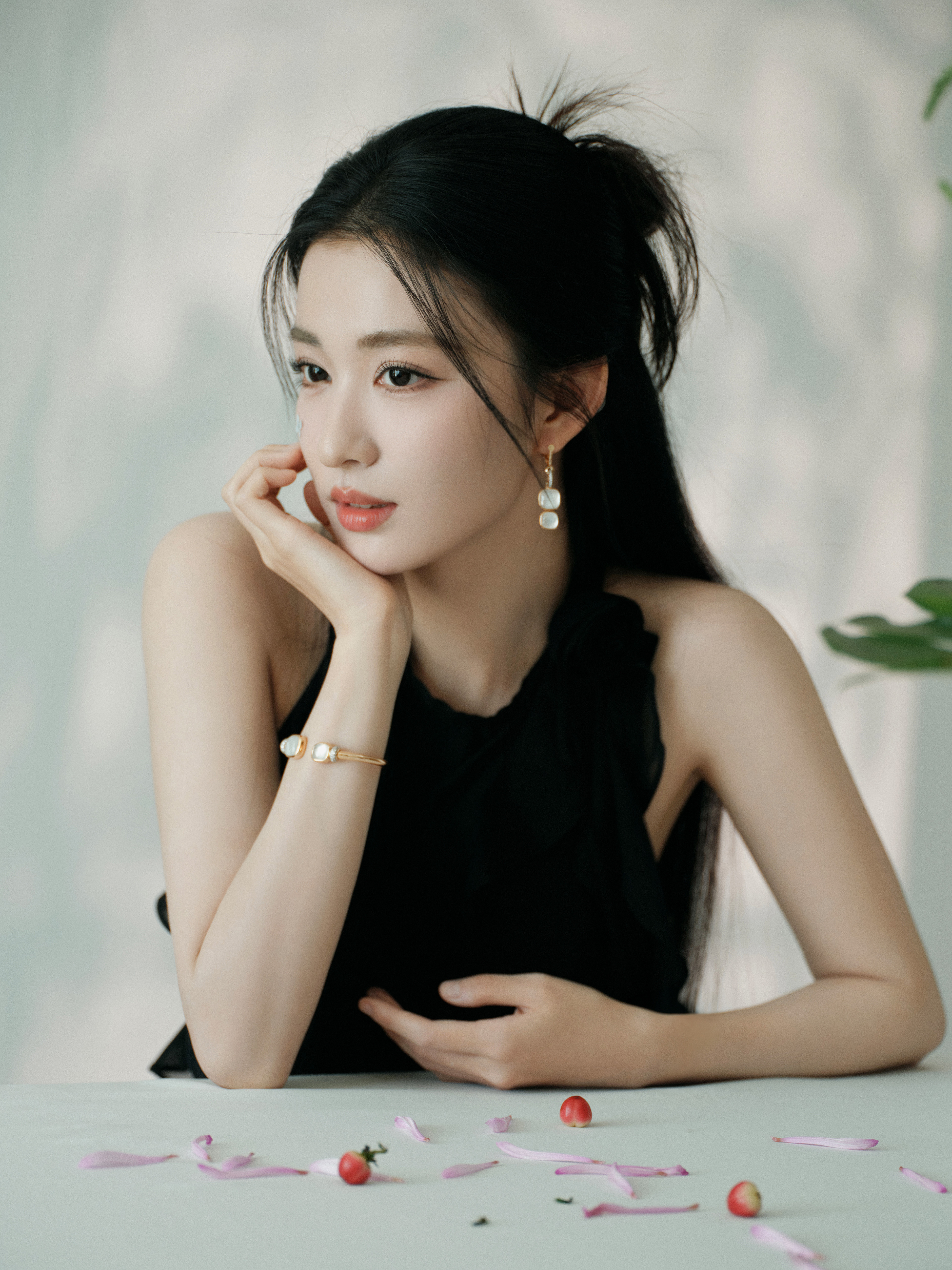 王楚然柳舟记，黑色穿搭柔美大片​​​