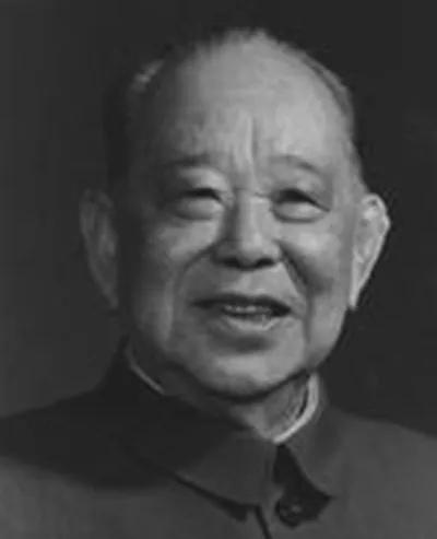 1979年，开国中将廖汉生到成都军区办事，特意见了向轩，当得知向轩行政待遇16级