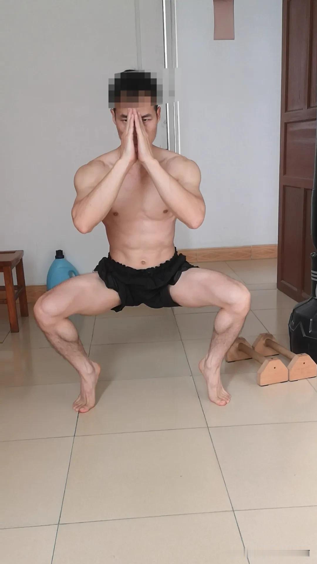 踮脚深蹲，我最爱的居家健身动作之一！为什么这么喜欢这个动作呢？因为它的作用真的