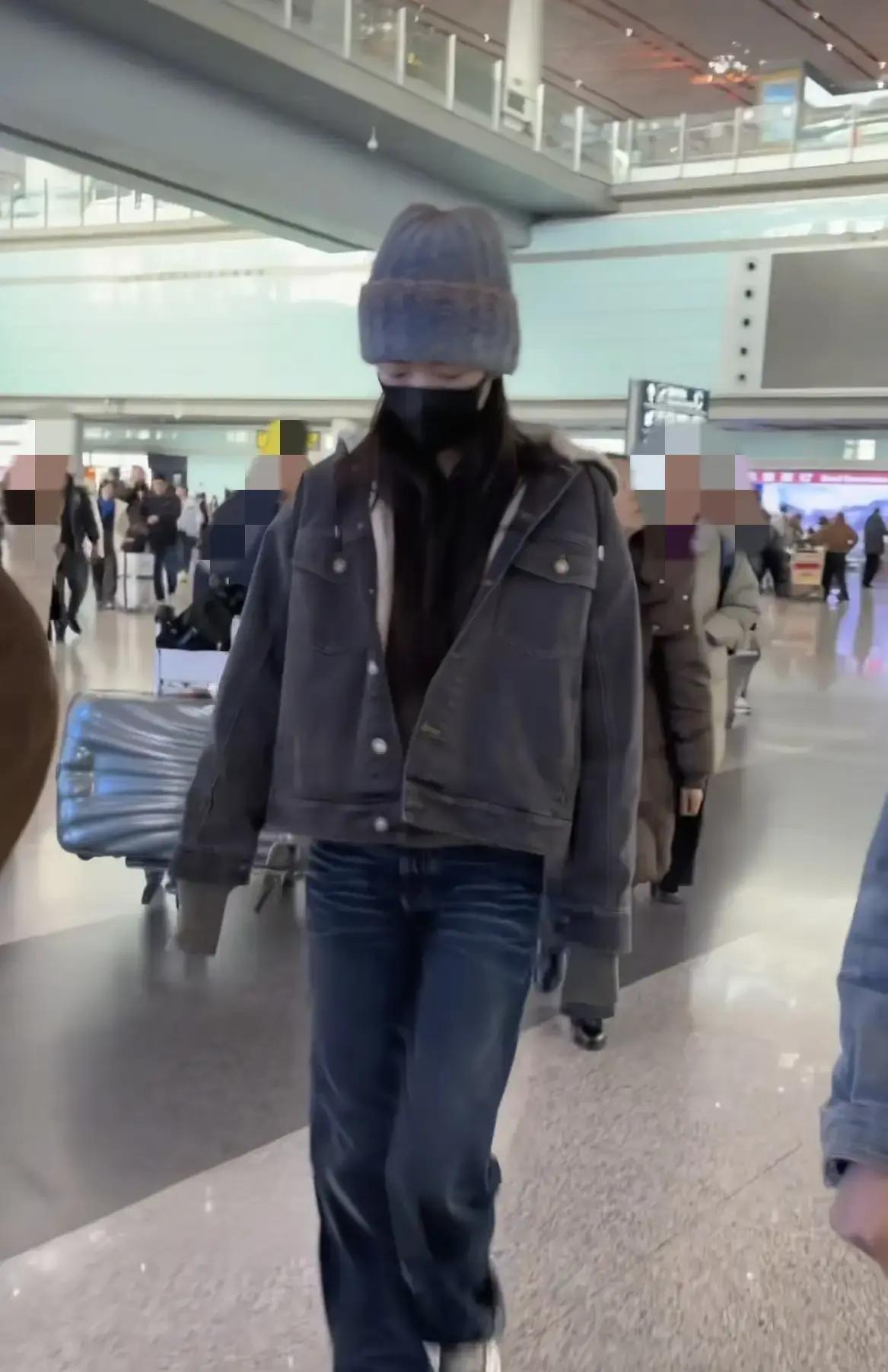 深夜机场，王玉雯拖着疲惫身影现身，低头戴帽几乎不语，跟平时活动上那灿烂笑容反差巨