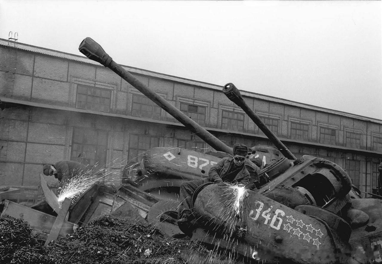 1960年扎波罗热地区IS-2的切割报废，还是辆八颗星的功勋坦克。​​​