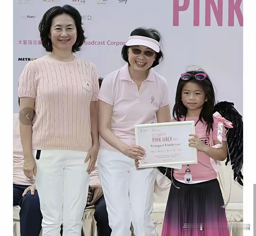 何超盈女儿跟爸爸长得真像。她的丈夫辛奇隆，来自黑龙江哈尔滨，是哈佛大学的学霸，