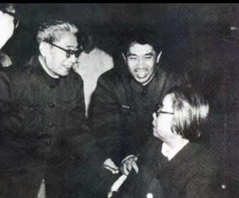 1980年，曾经与周总理一起在法国勤工俭学的总政治部副主任傅钟上将，在会议期间亲