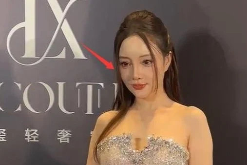 李小璐现身难扛生图，卧蚕显老鼻子变棍子，网友：再也不能装嫩了！​