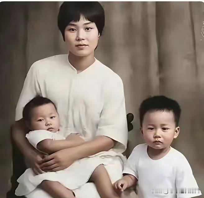 这张照片是杨开慧与毛岸英、毛岸青两兄弟的唯一留影，定格了短暂的温馨，也成了母子最