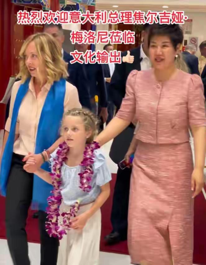 梅洛尼的女儿可爱又漂亮，从小见过世面的她眼里有坚定还有自信，看得出来梅洛尼教女有