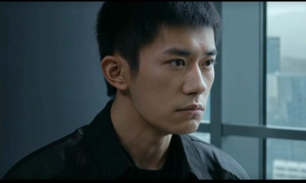 张艺谋执导的《惊蛰无声》确实是一部很有看点的电影。作为首部当代